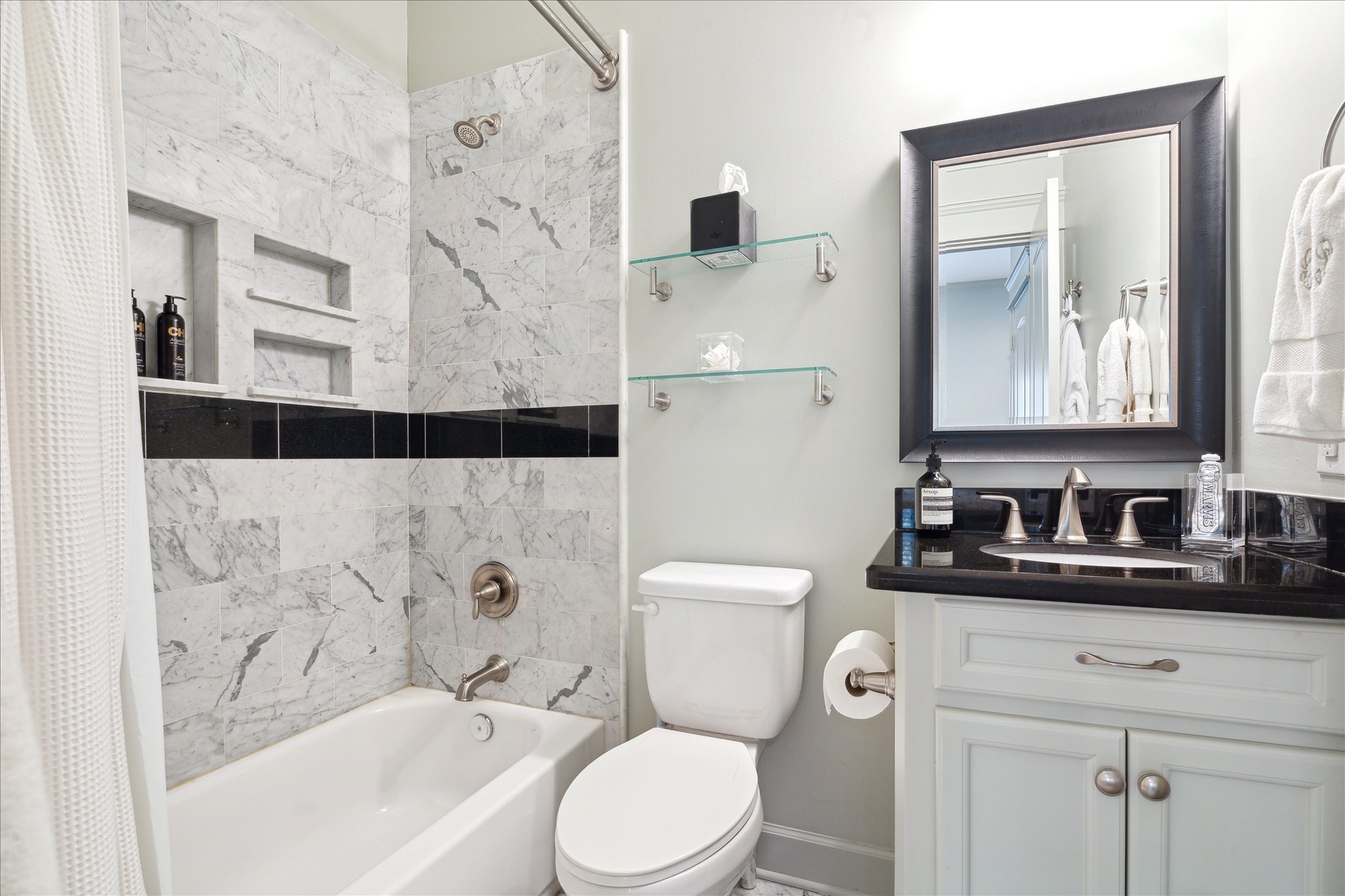 606 Rutland Street Houston, TX 77007 - Photo 42 of 48 Full bathroom in garage apartment