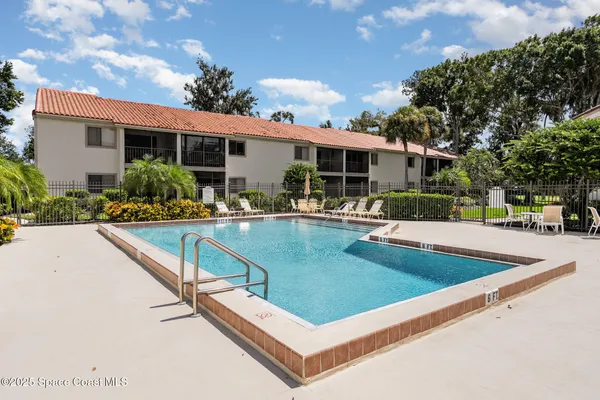a view of kitchen with washer and dryer