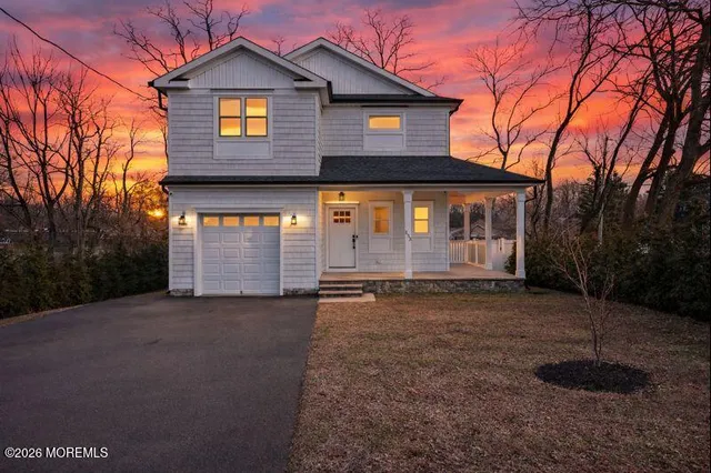 a view of a house with backyard and garden