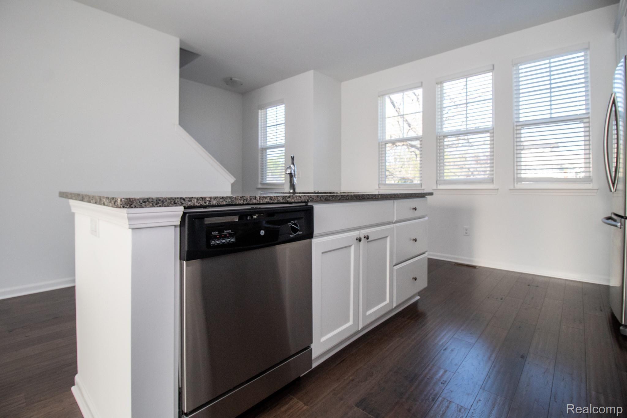 3542 South Rochester Road Royal Oak, MI 48073 - Photo 7 of 22 Island.jpg