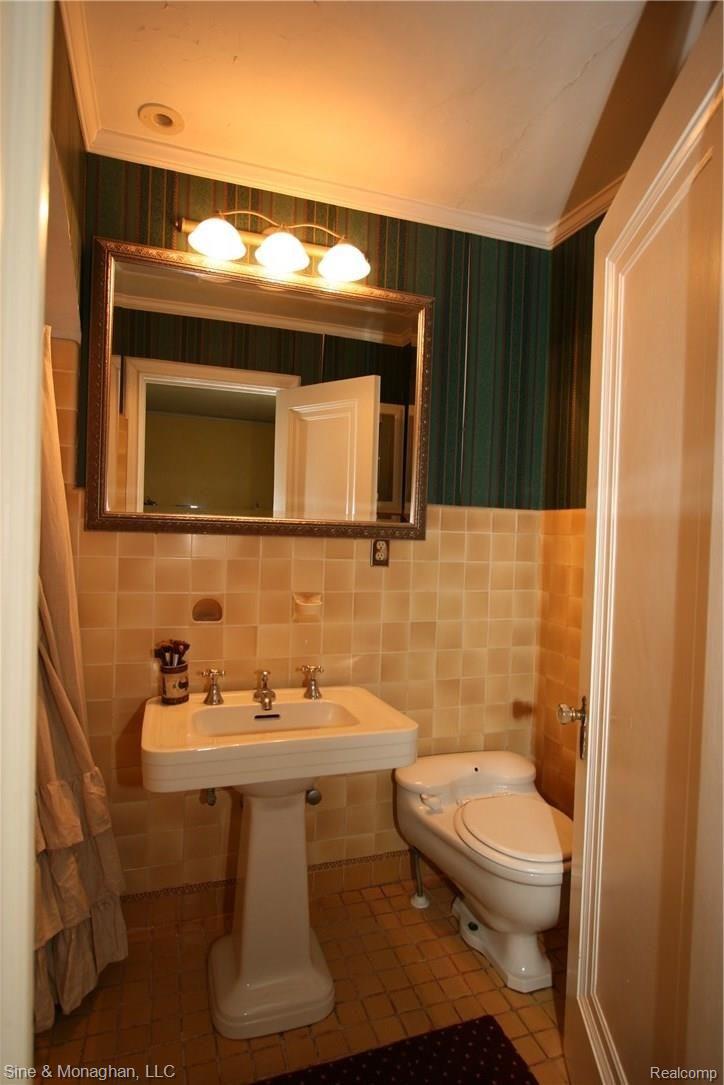 646 Washington Road Grosse Pointe, MI 48230 - Photo 22 of 26 Master Full Bath.JPG