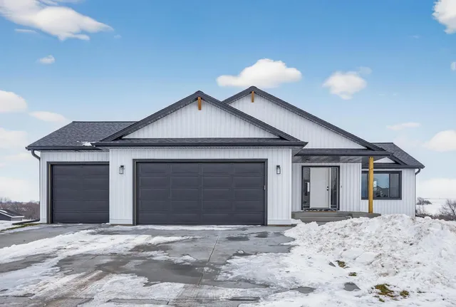 $469,900 | 915 7th Avenue, Wanamingo, MN 55983