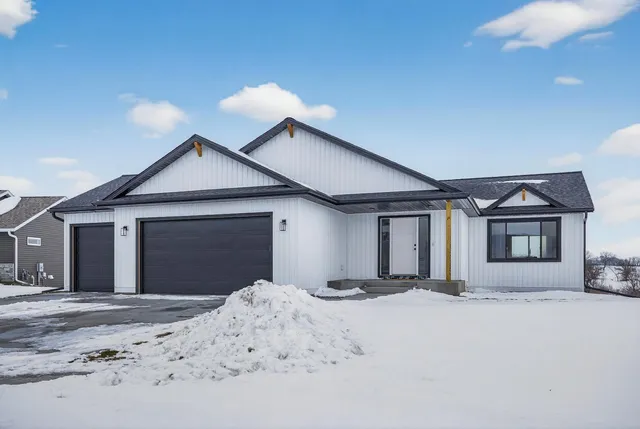 $469,900 | 915 7th Avenue, Wanamingo, MN 55983