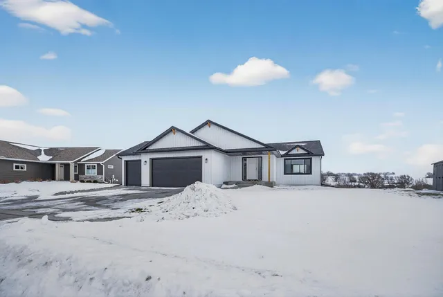 $469,900 | 915 7th Avenue, Wanamingo, MN 55983