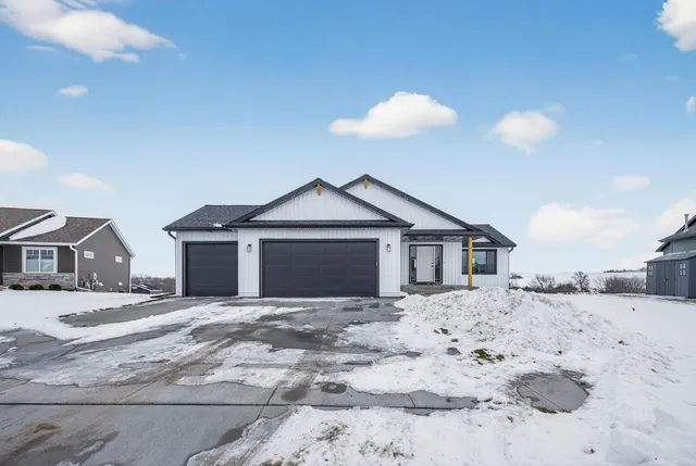 $469,900 | 915 7th Avenue, Wanamingo, MN 55983