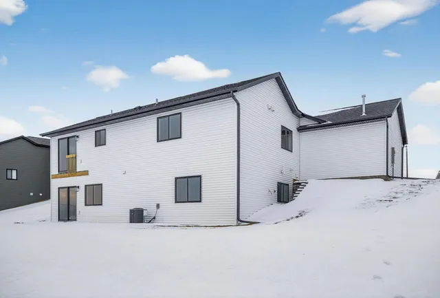 $469,900 | 915 7th Avenue, Wanamingo, MN 55983