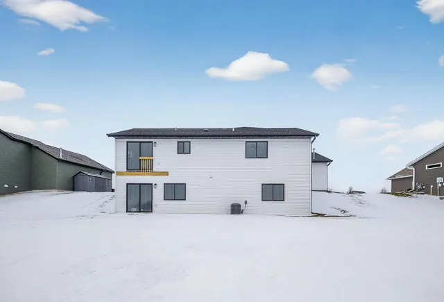 $469,900 | 915 7th Avenue, Wanamingo, MN 55983