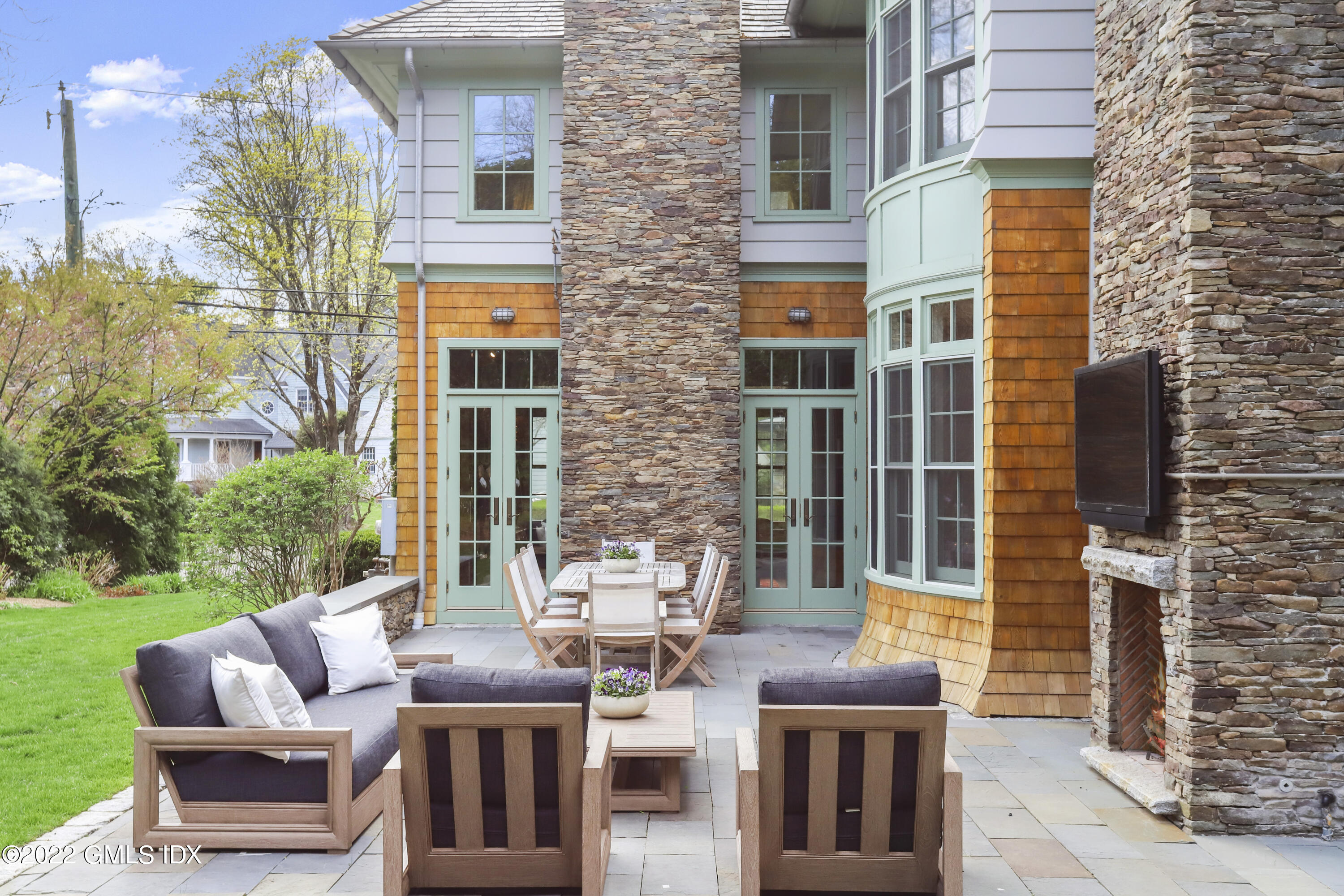 22 Glen Road Greenwich, CT 06830 - Photo 6 of 30 a view of a patio with a table and chairs