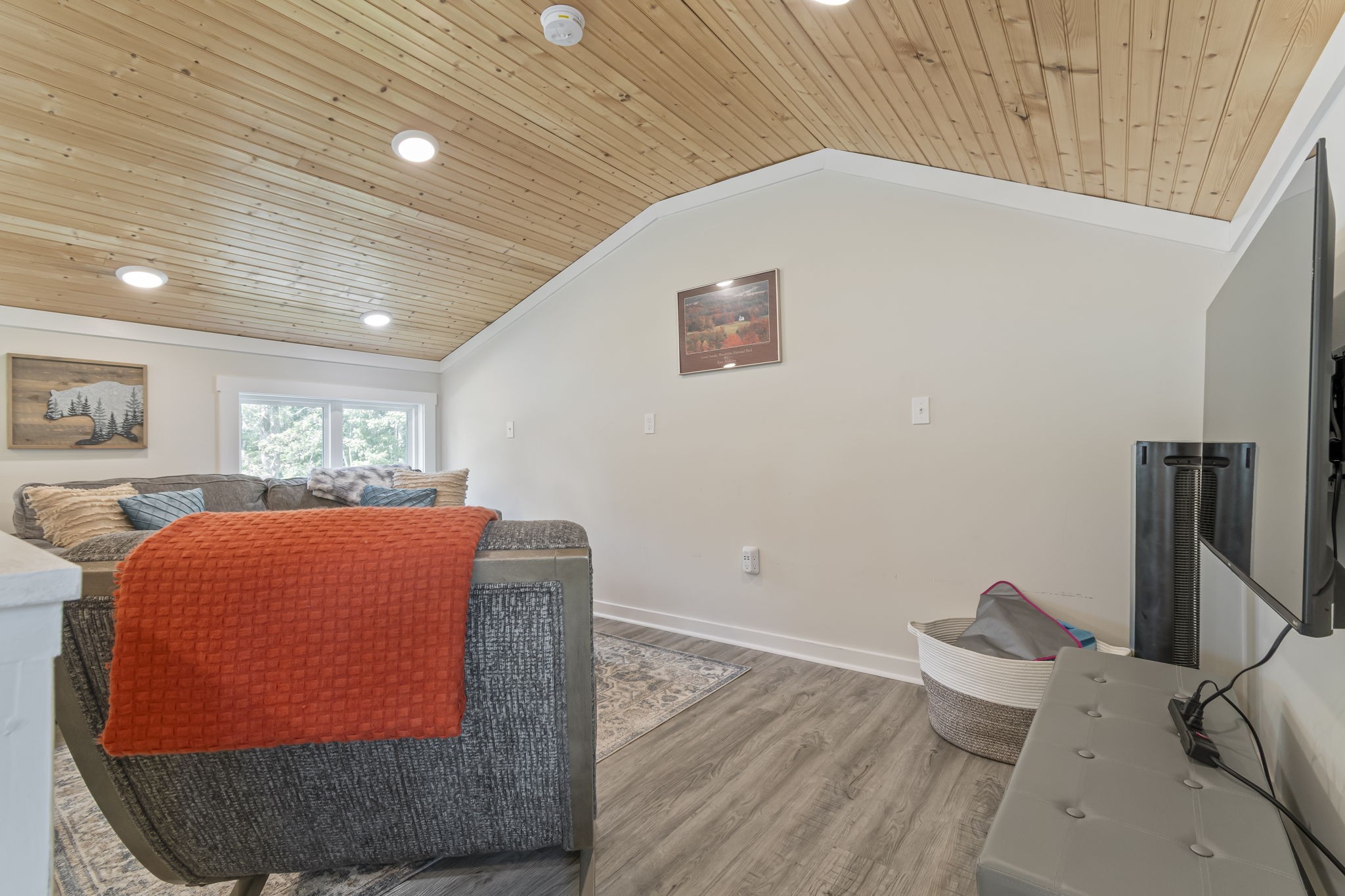 232 Waters Edge Way Tracy City, TN 37387 - Photo 38 of 62 a living room with furniture