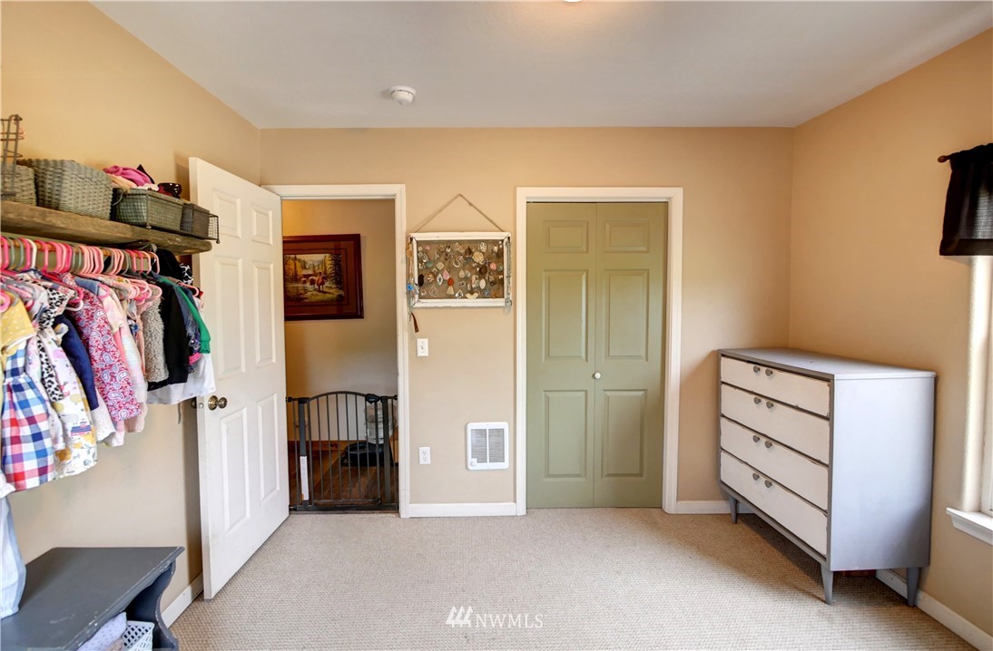 7 Woods Road Omak, WA 98841 - Photo 20 of 39 a view of a livingroom with walk in closet