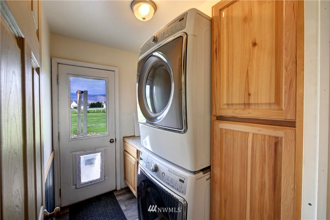 7 Woods Road Omak, WA 98841 - Photo 23 of 39 a utility room with dryer and washer