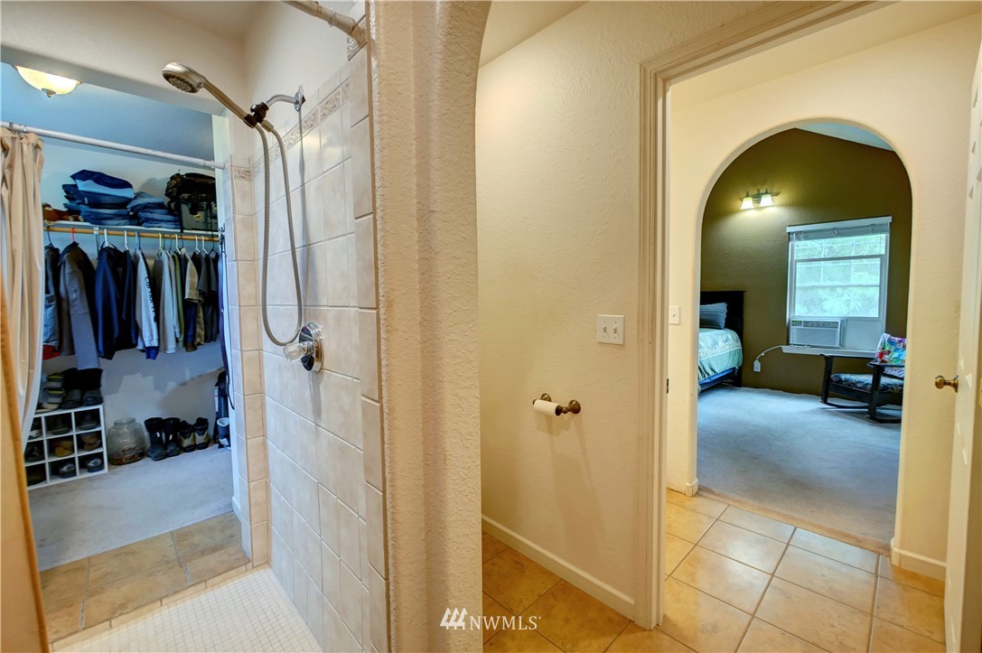 7 Woods Road Omak, WA 98841 - Photo 25 of 39 a view of a livingroom from a hallway