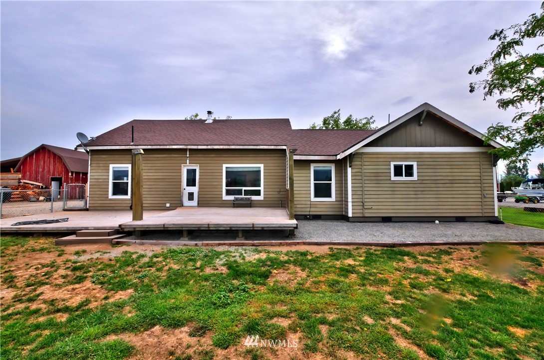 7 Woods Road Omak, WA 98841 - Photo 34 of 39 a front view of a house with a garden