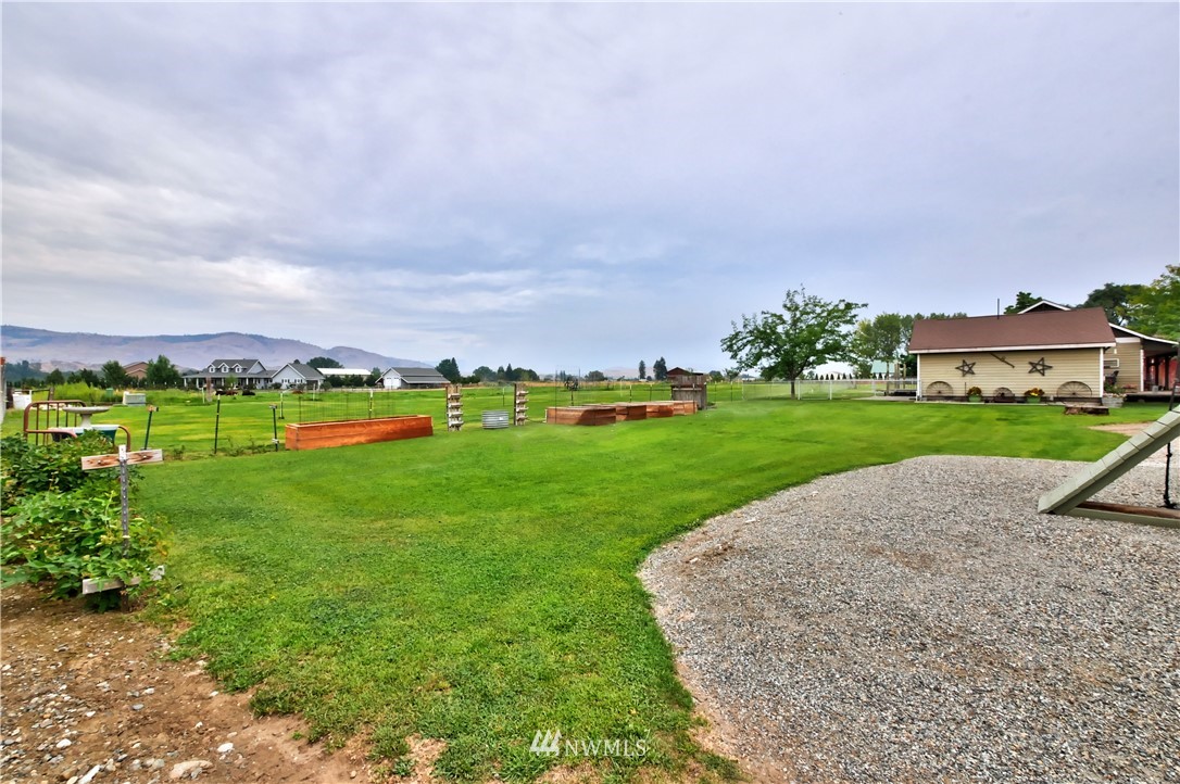 7 Woods Road Omak, WA 98841 - Photo 38 of 39 a view of a garden with houses