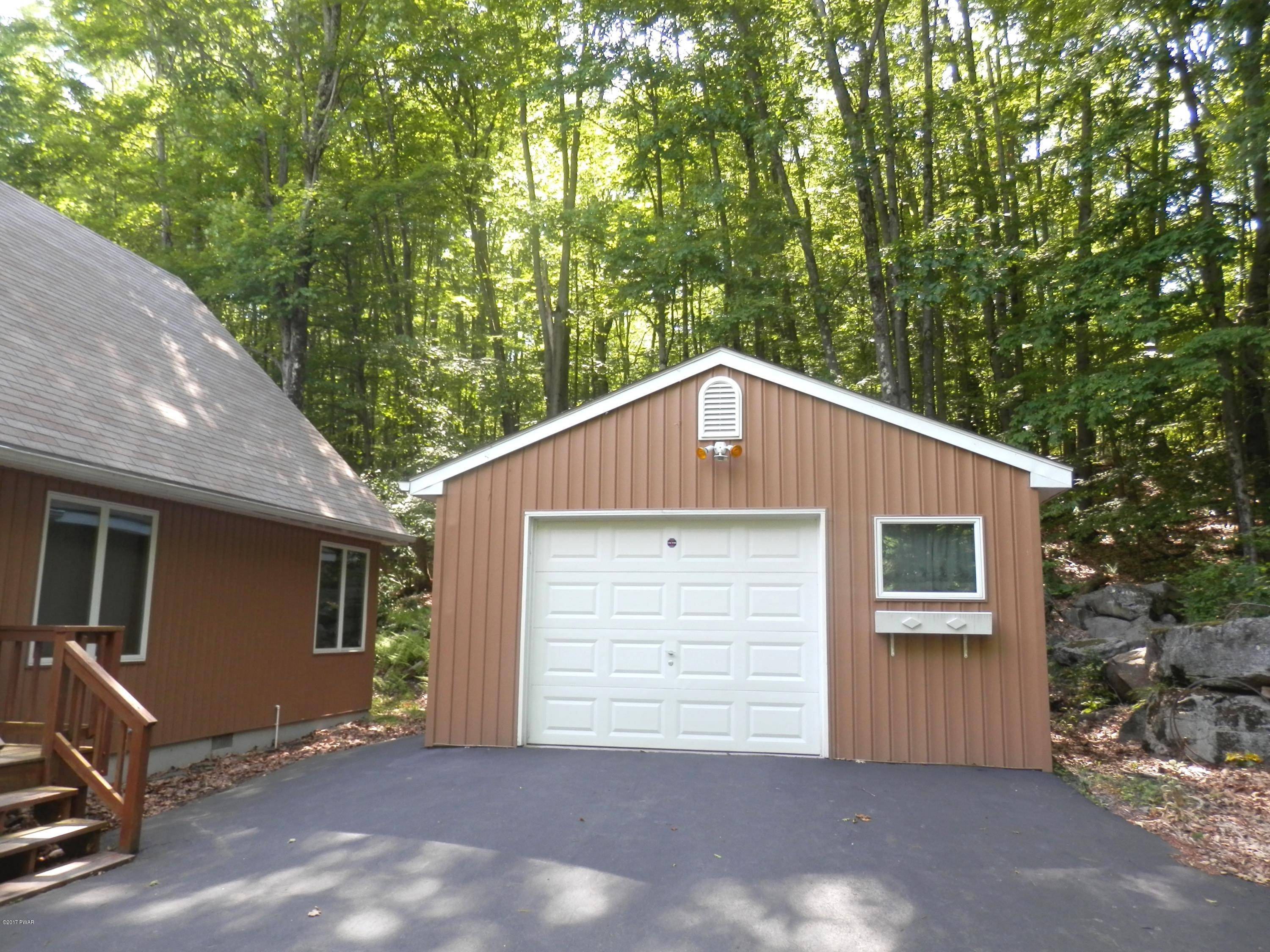 9 Ferris Road Hawley, PA 18428 - Photo 4 of 36 034