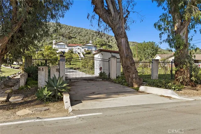 a view of a entrance gate of the house