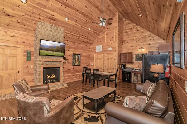 $575,000 | 935 McMakin Way, Pigeon Forge, TN 37863
