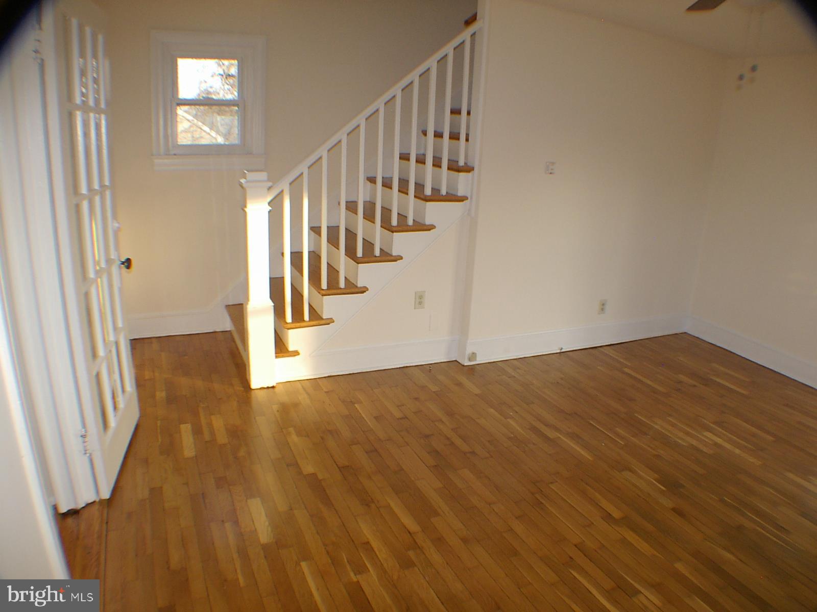 502 North Pleasant Valley Road Winchester, VA 22601 - Photo 2 of 37 Living room