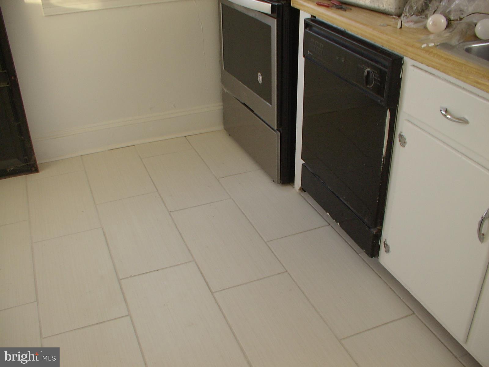 502 North Pleasant Valley Road Winchester, VA 22601 - Photo 24 of 37 Kitchen with new tile.