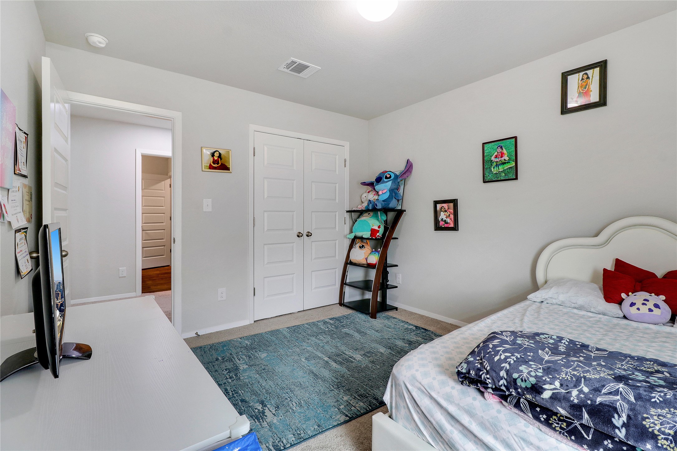 33 Bent Trl Lane Georgetown, TX 78628 - Photo 23 of 40 a bedroom with a bed and a couch