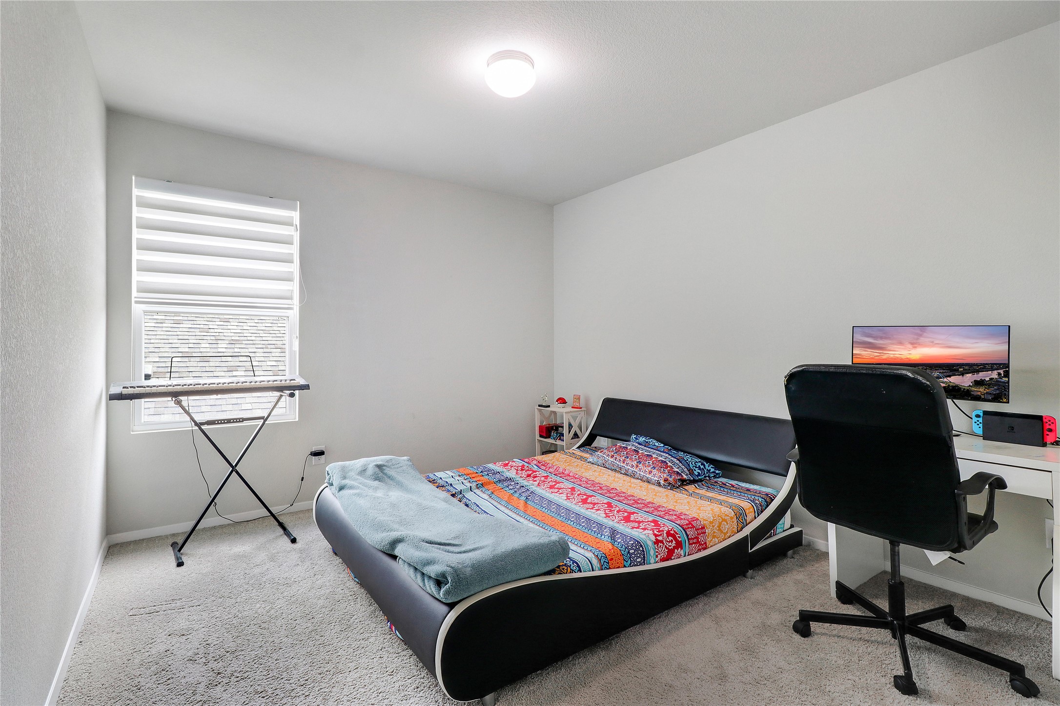 33 Bent Trl Lane Georgetown, TX 78628 - Photo 24 of 40 a bedroom with a bed and a desk