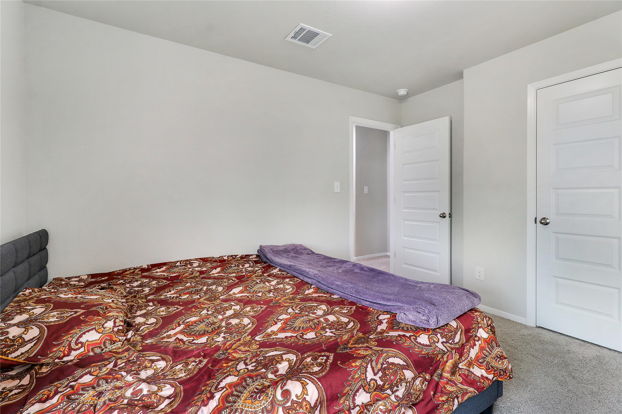 33 Bent Trl Lane Georgetown, TX 78628 - Photo 27 of 40 a bedroom with a bed and mirror