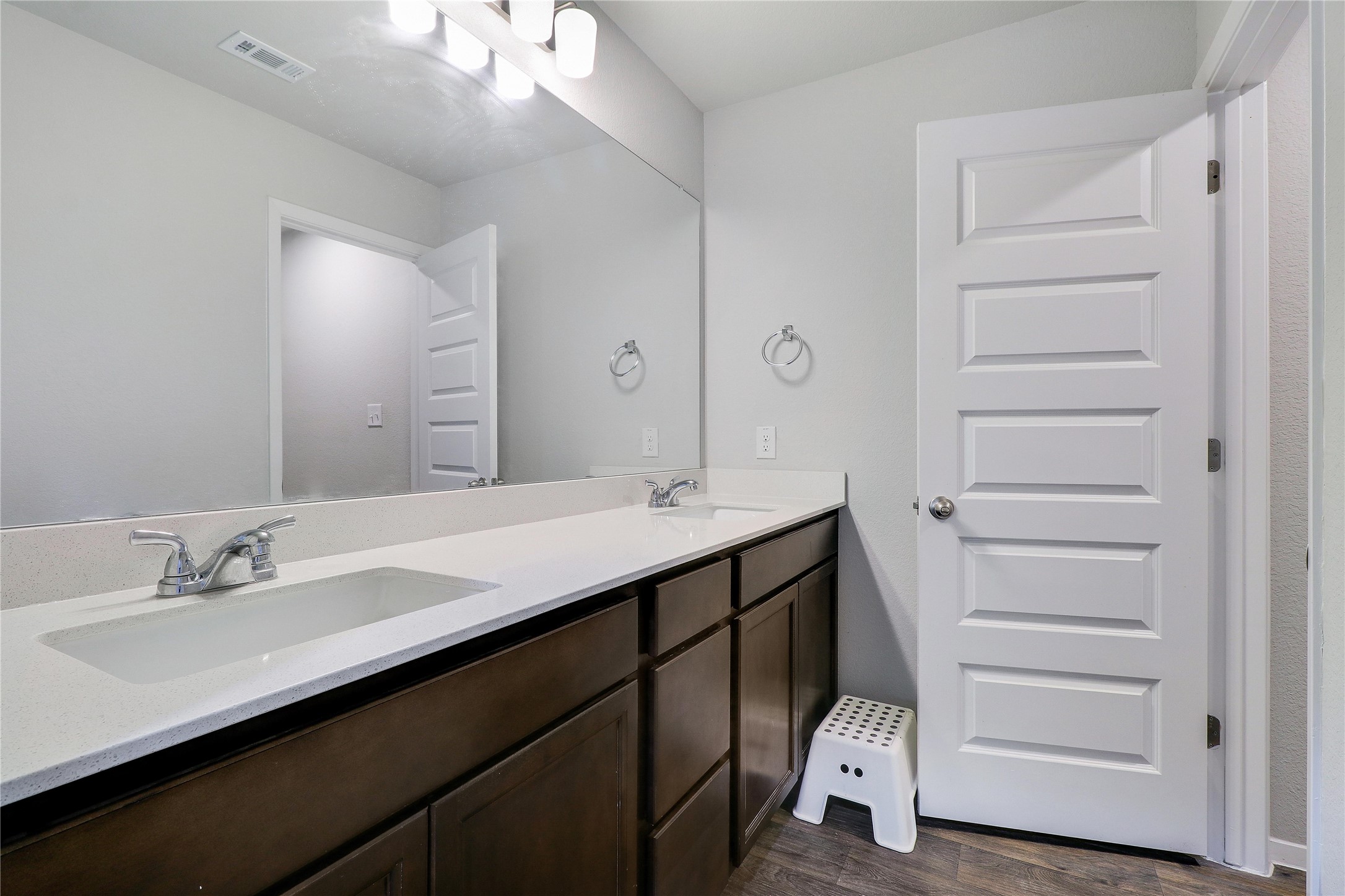 33 Bent Trl Lane Georgetown, TX 78628 - Photo 28 of 40 a bathroom with a sink and a mirror