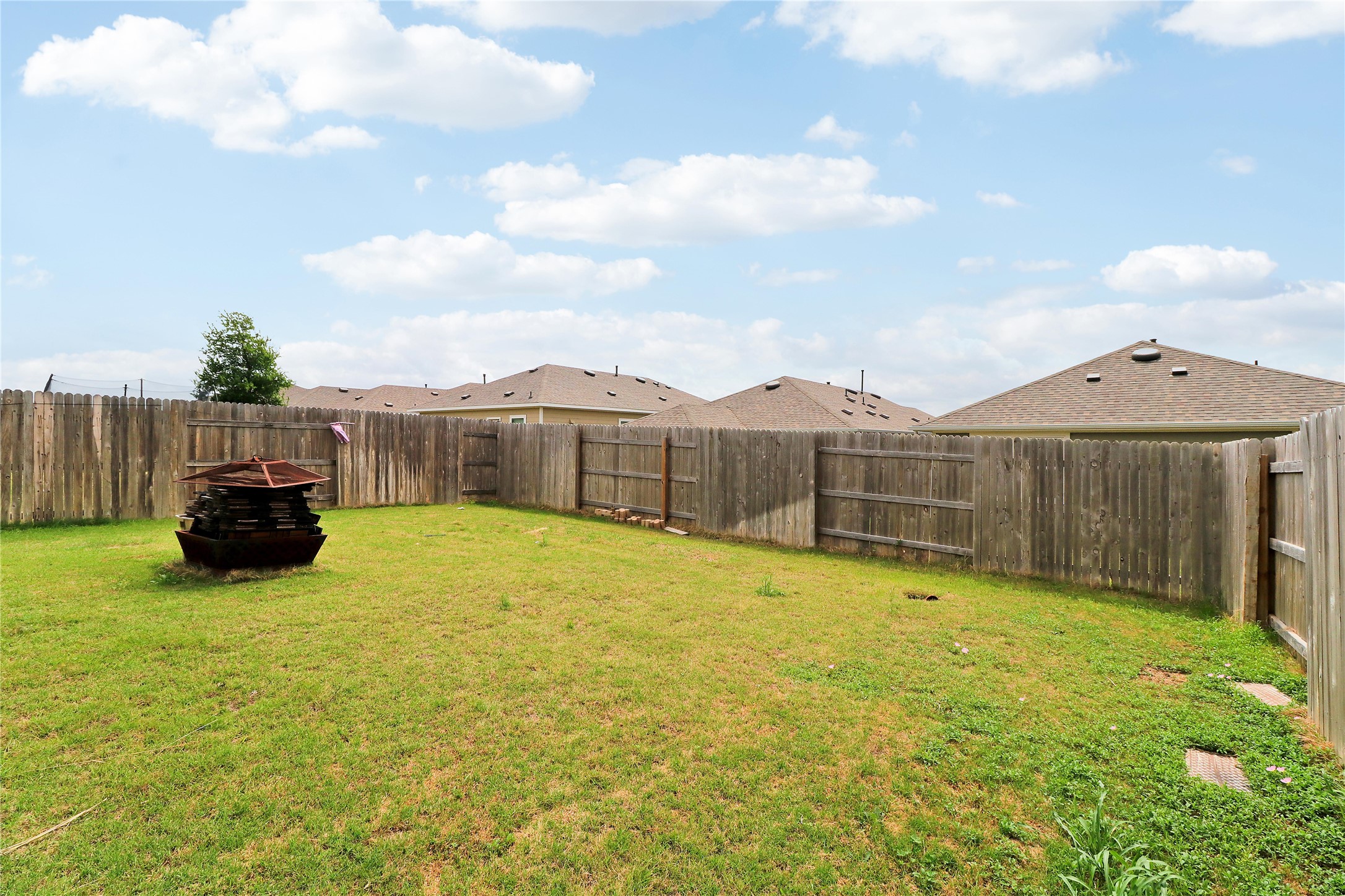 33 Bent Trl Lane Georgetown, TX 78628 - Photo 35 of 40 a swimming pool with some trees in the background