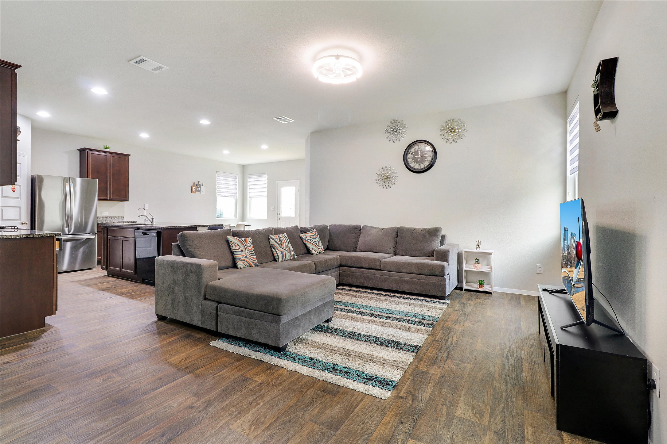 33 Bent Trl Lane Georgetown, TX 78628 - Photo 6 of 40 a living room with furniture and a flat screen tv