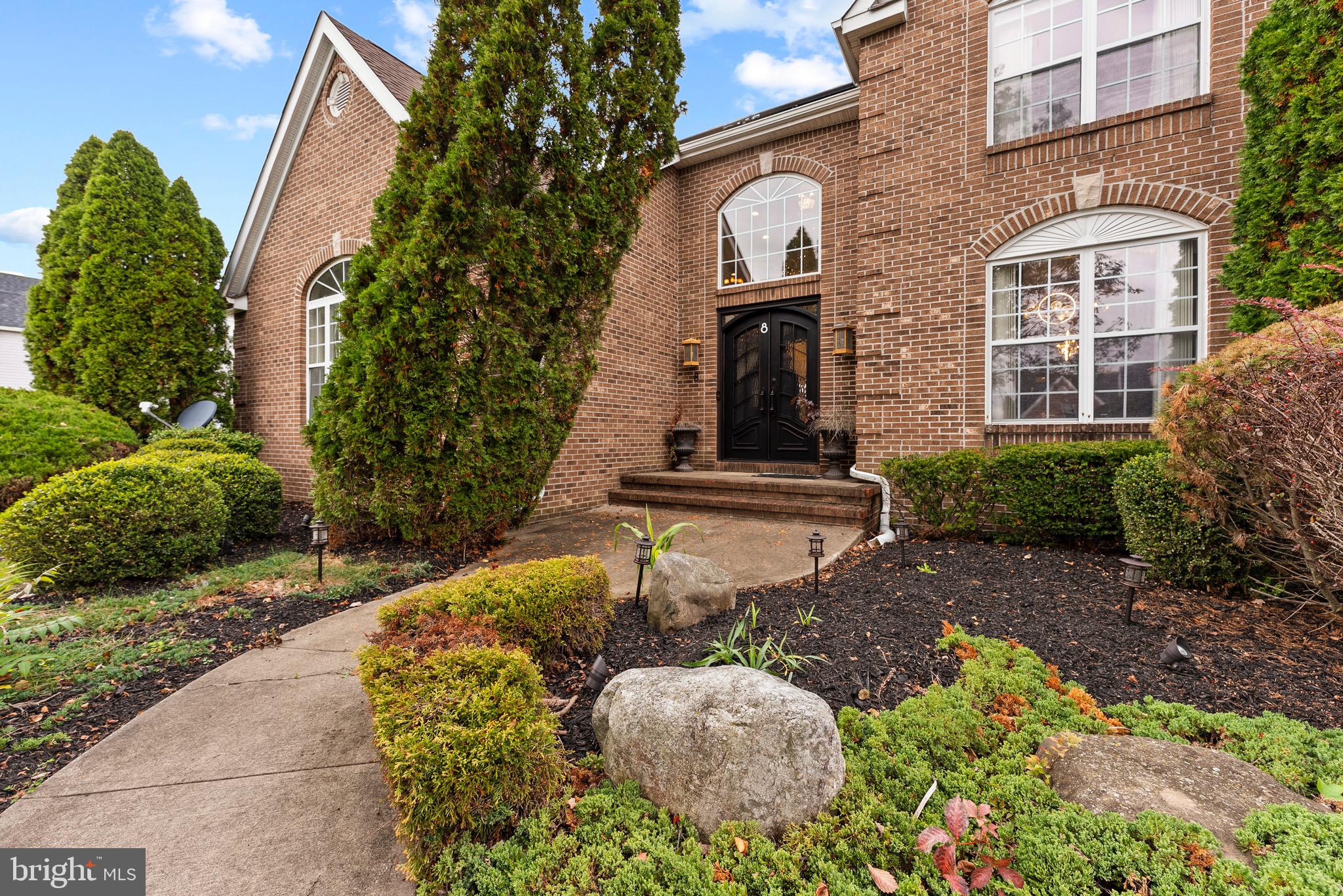 8 Sherwood Lane Columbus, NJ 08022 - Photo 2 of 85 a front view of a house with a garden