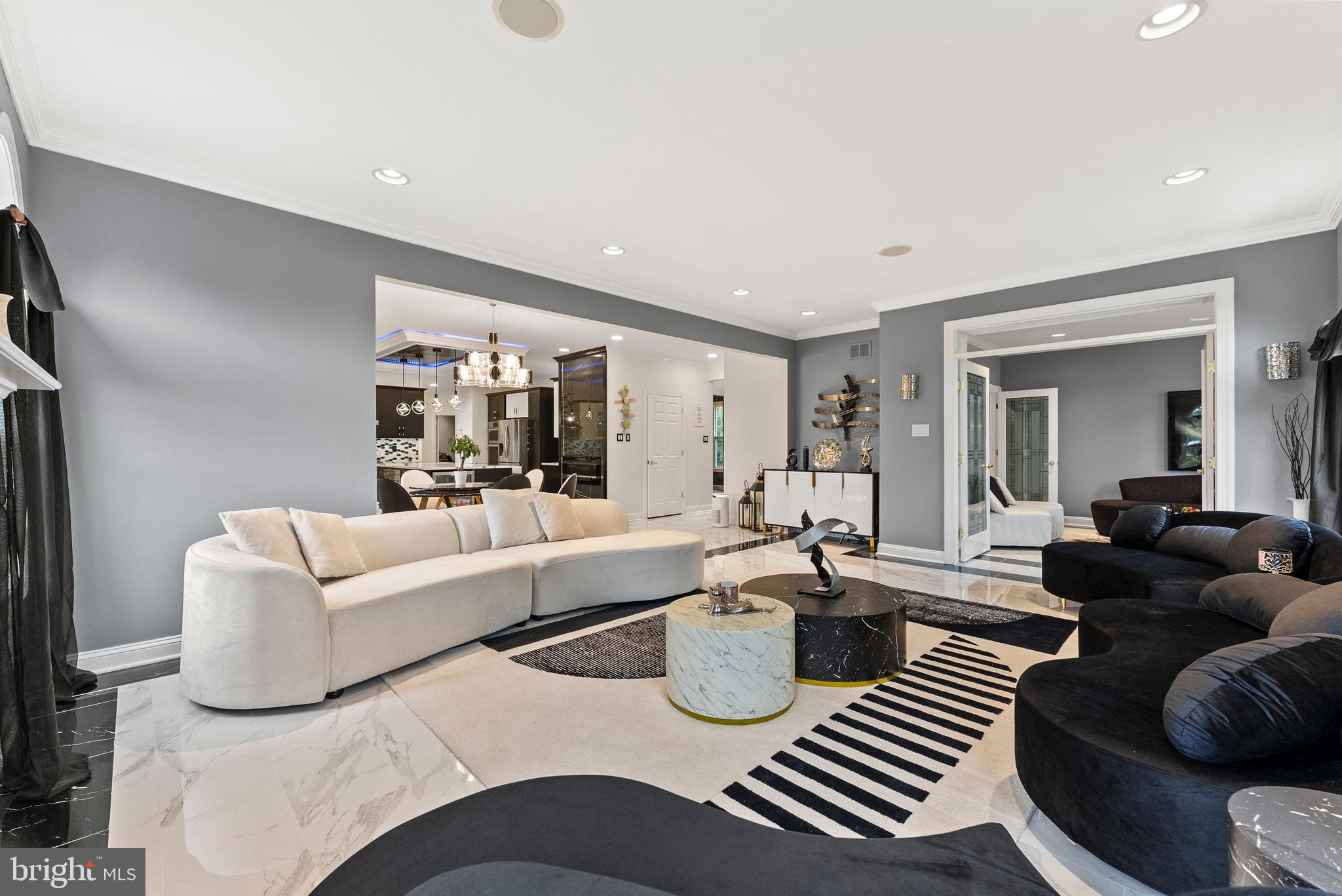 8 Sherwood Lane Columbus, NJ 08022 - Photo 25 of 85 a living room with furniture and a large window