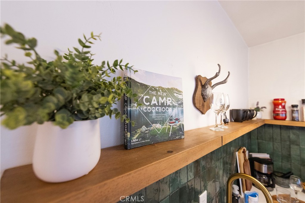 376 Riverside Avenue Sugarloaf, CA 92386 - Photo 14 of 28 a view of a living room