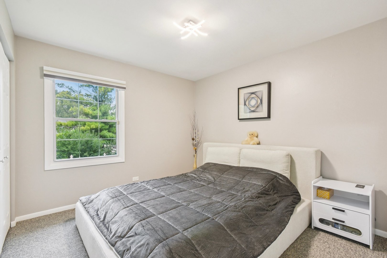 1860 Burr Ridge Drive Hoffman Estates, IL 60192 - Photo 15 of 34 a bedroom with a bed and a window