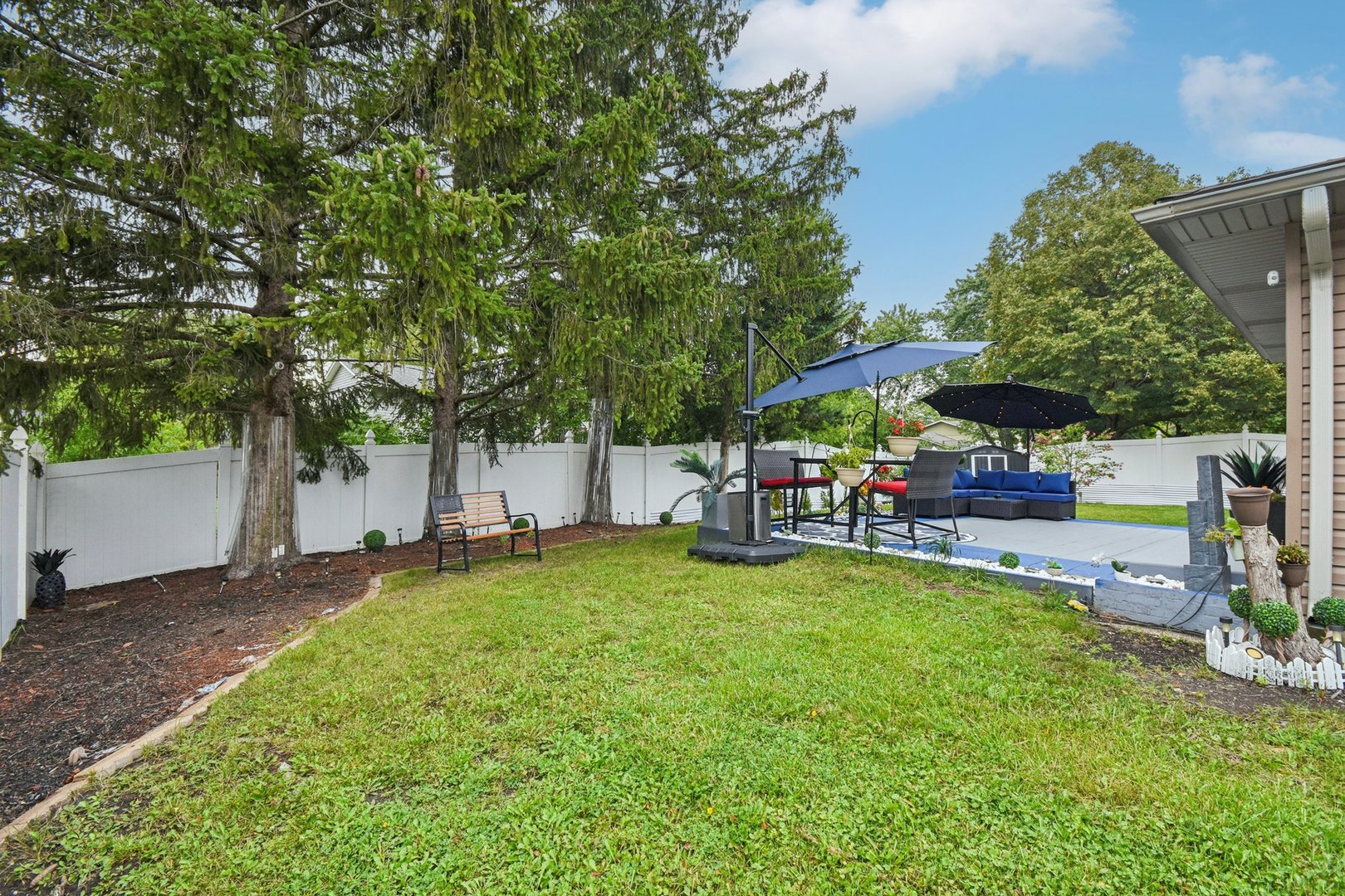1860 Burr Ridge Drive Hoffman Estates, IL 60192 - Photo 28 of 34 a view of a patio with table and chairs under an umbrella