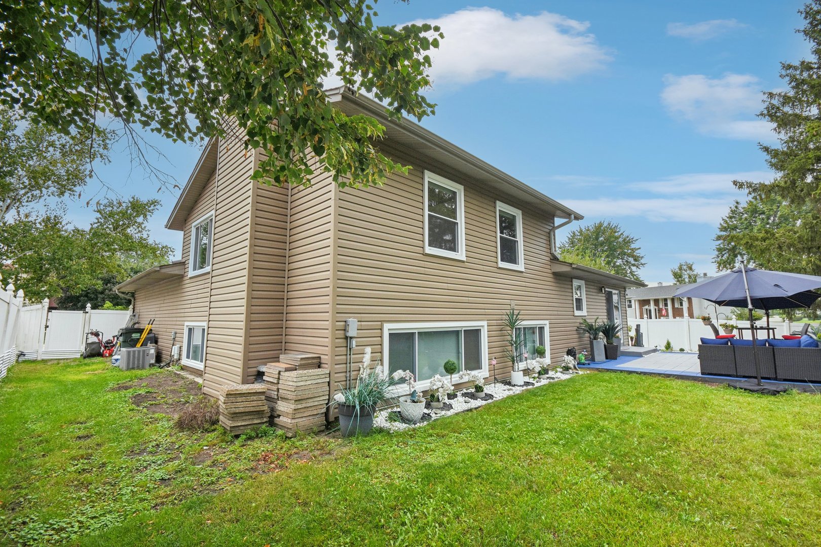 1860 Burr Ridge Drive Hoffman Estates, IL 60192 - Photo 31 of 34 a house view with a sitting space and garden