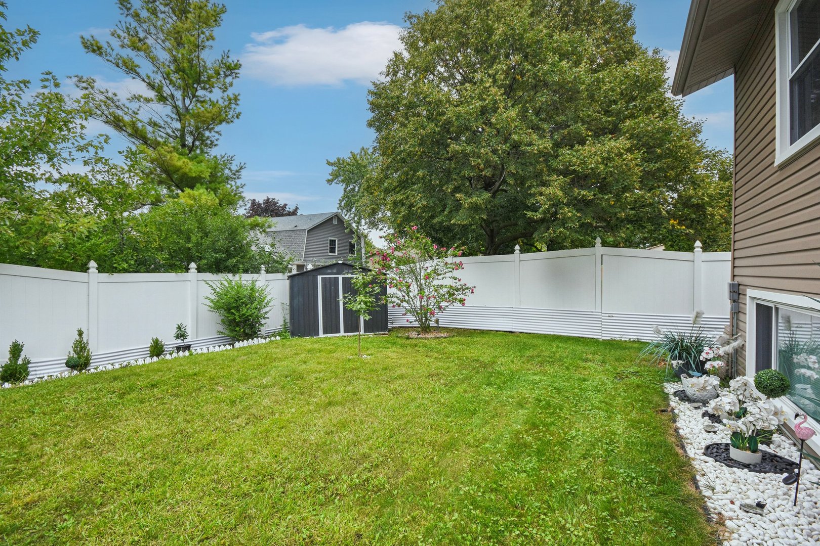 1860 Burr Ridge Drive Hoffman Estates, IL 60192 - Photo 32 of 34 a house view with a garden space