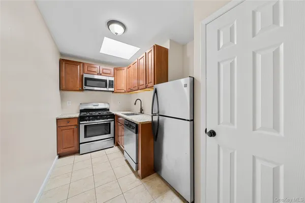 $2,950 | 410 Jericho Turnpike, Unit 3A, New Hyde Park, NY 11040