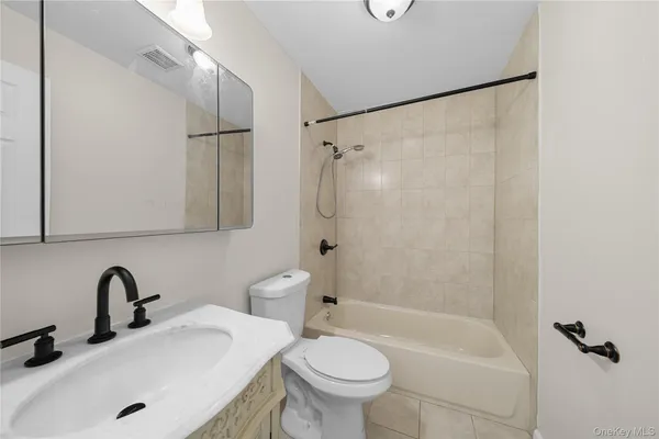 $2,950 | 410 Jericho Turnpike, Unit 3A, New Hyde Park, NY 11040