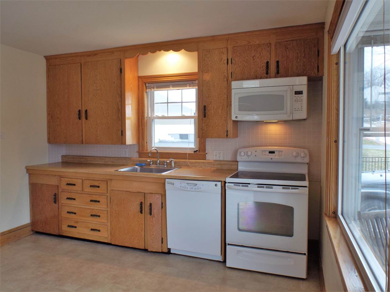 603 Calef Road Manchester, NH 03103 - Photo 2 of 18