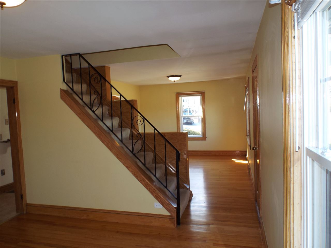 603 Calef Road Manchester, NH 03103 - Photo 3 of 18