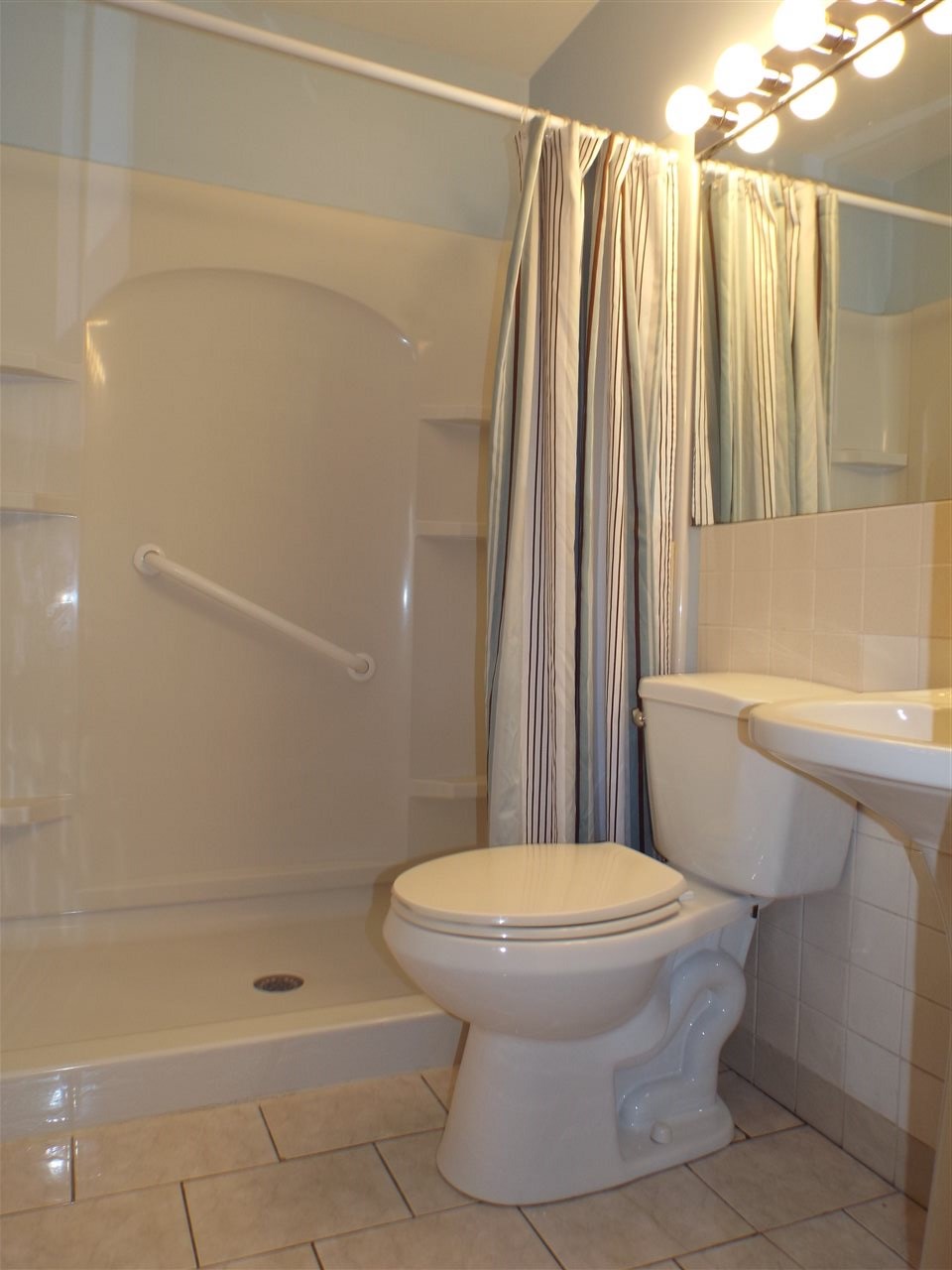 603 Calef Road Manchester, NH 03103 - Photo 5 of 18