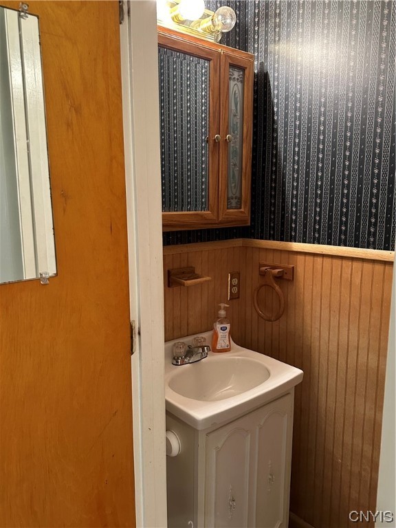 3 Chestnut Street Auburn, NY 13021 - Photo 15 of 30 Half bath on first floor