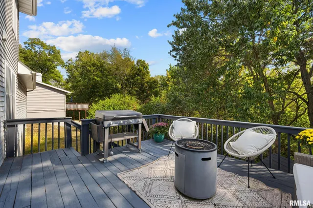 $299,900 | 5926 West Ridgecrest Circle, Peoria, IL 61615