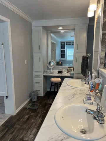 a en suite bathroom with a sink and mirror