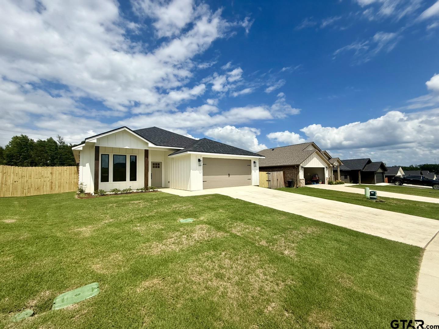 17430 Crossing Circle Lindale, TX 75771 - Photo 2 of 24