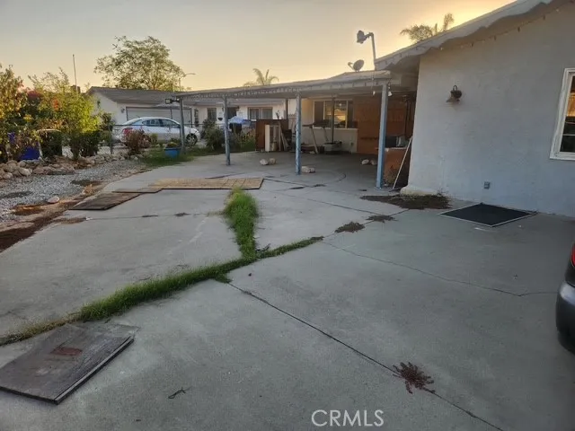 a view of a house with backyard