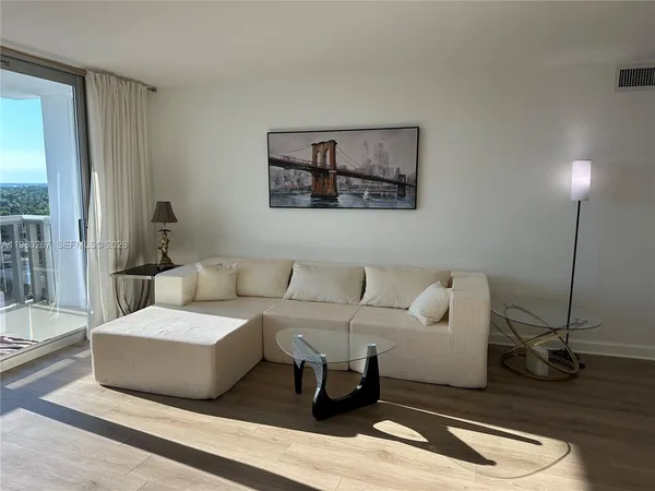 $3,800 | 6039 Collins Avenue, Unit 1136, Miami Beach, FL 33140