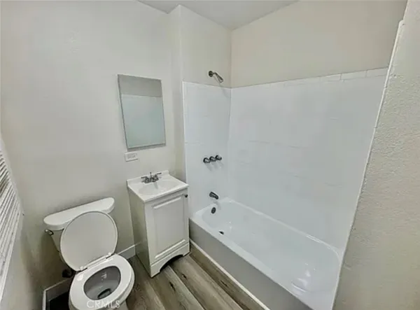 $1,800 | 549 East 17th Street, Unit 551, Long Beach, CA 90813