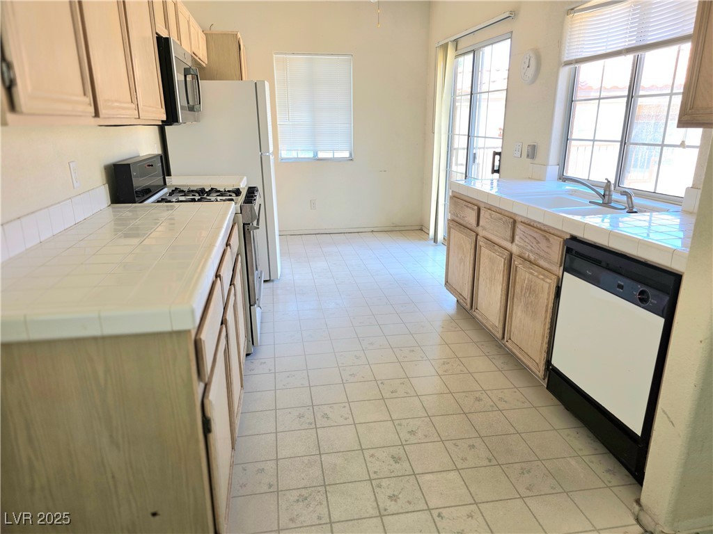1851 Hillpointe Road, Unit 1023 Henderson, NV 89074 - Photo 6 of 15 Kitchen