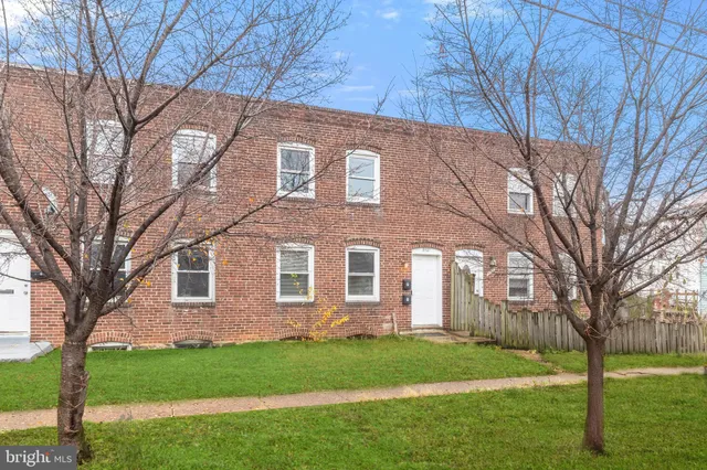a brick building that has a lots of windows in it